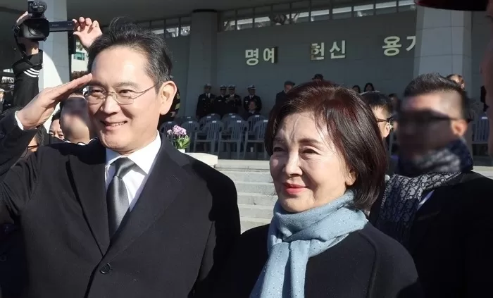 이재용 회장의 1.9조 삼성전자 지분 매수… 모친 홍라희 전 관장 대출금 상환 목적 가능성 고조